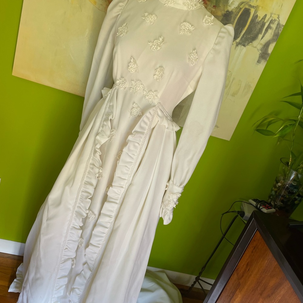 Beautiful winter wedding gown and veil